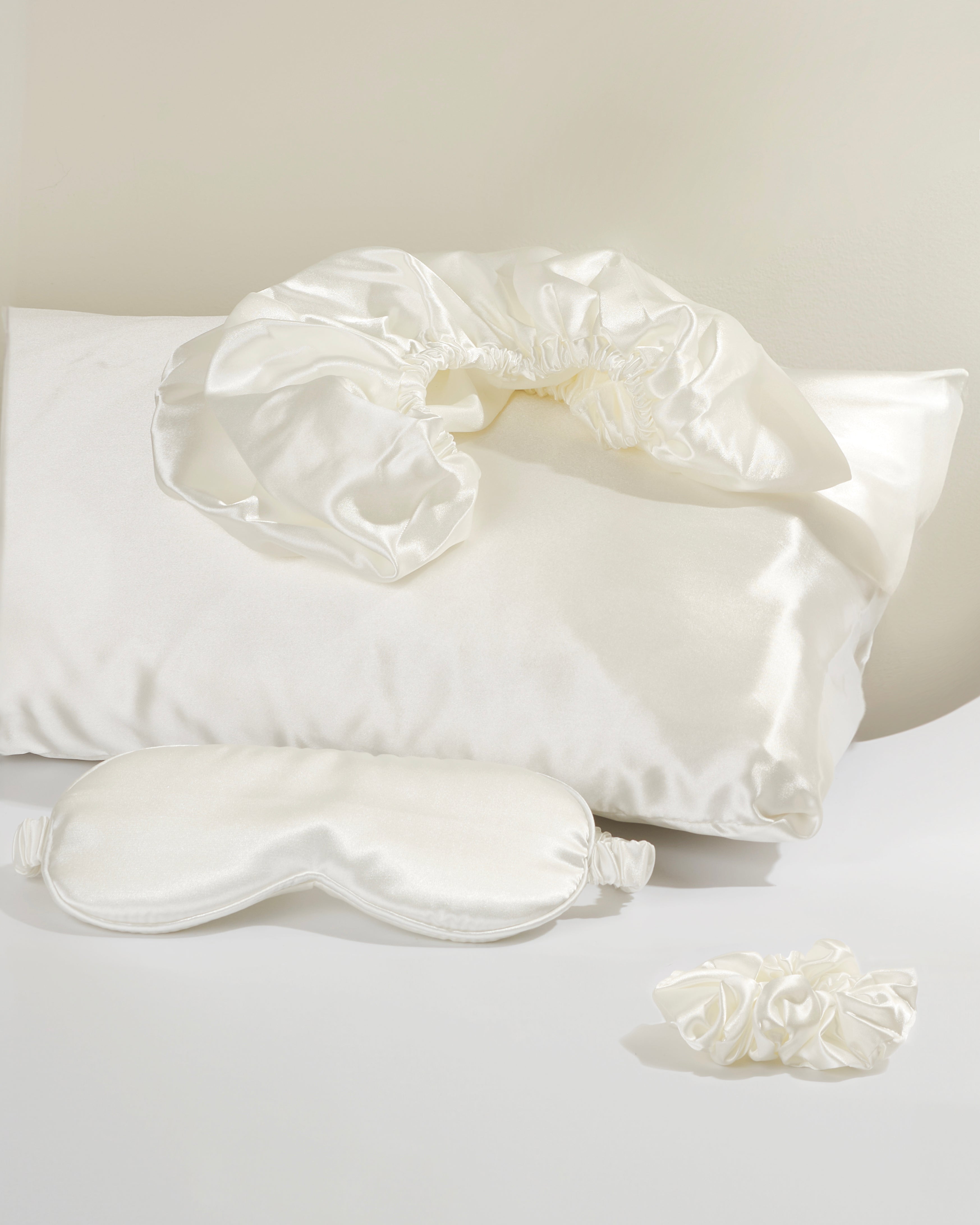 NIGHT SET IN IMPERIAL WHITE SATIN